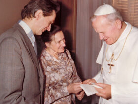 Wanda Półtawska mit ihrem Ehemann bei Seiner Heiligkeit Papst Johannes Paul II.